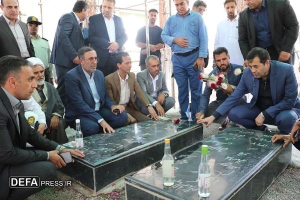 ادای احترام وزیر ورزش و جوانان به شهدای قلعه گنج