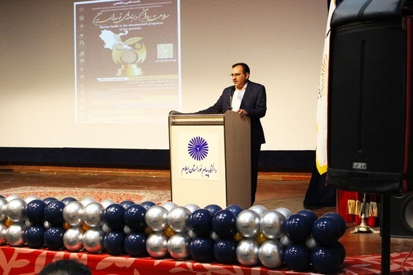 دانشگاهیان باید در راس هرم تصمیم‌گیری قرار گیرند