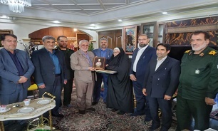 دیدار جمعی از مسئولان همدان با خانواده شهید «درفشی»+ تصاویر