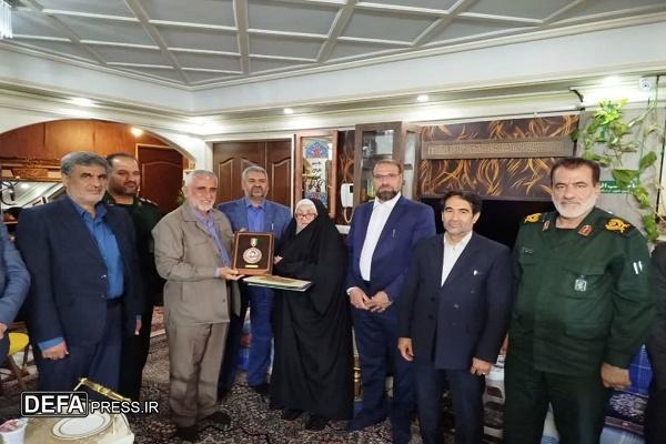 دیدار جمعی از مسئولان همدان با خانواده شهید «درفشی» + تصاویر