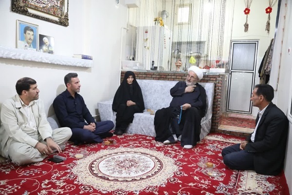 دیدار شهردار و اعضای شورای شهر زنجان با مادر شهید «خانی»