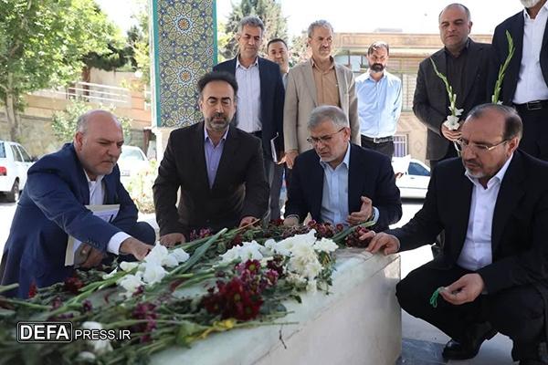 ادای احترام استاندار البرز و نماینده مجلس به شهدای گمنام در حاشیه جلسه شورای آموزش و پرورش استان