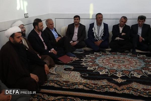 دیدار استاندار چهارمحال و بختیاری با خانواده شهید علی سعیدی در شهرستان فلارد