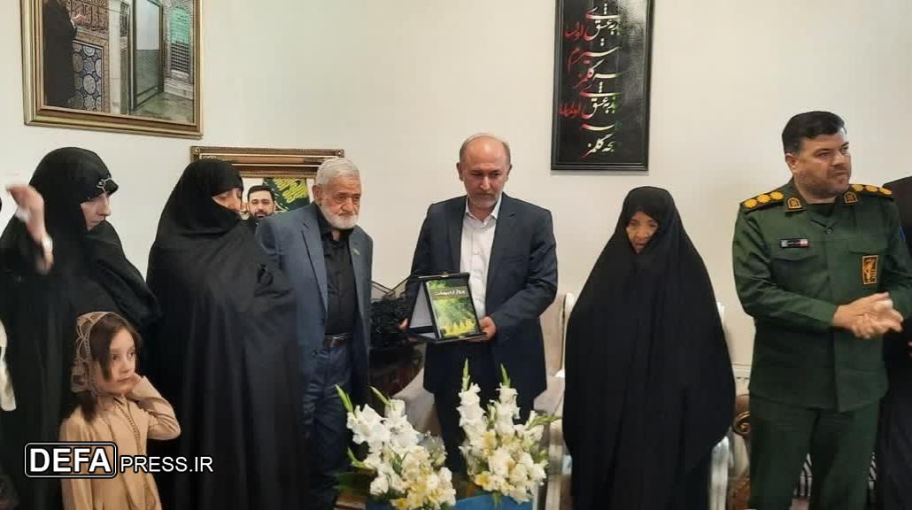 رونمایی از کتاب «پرواز اردیبهشت» در محضر پدر و مادر شهید مالک رحمتی