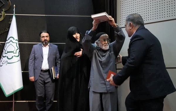 آغاز به کار شهردار جدید کلانشهر قم با استقبال خانواده شهدا