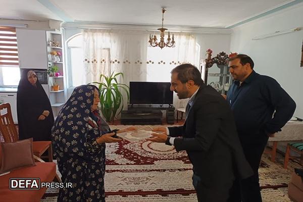 تجلیل مدیرکل امور اجتماعی و فرهنگی استانداری البرز از خانواده شهید ناصر کریمی