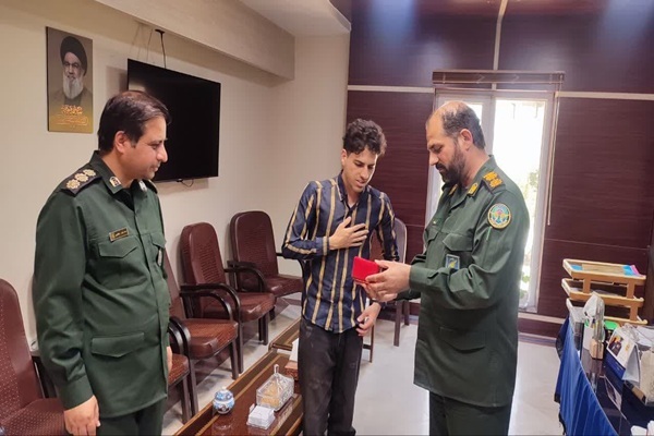 تجلیل از هنرمند جوان یزدی در حوزه فیلم‌سازی دفاع مقدس+ تصاویر