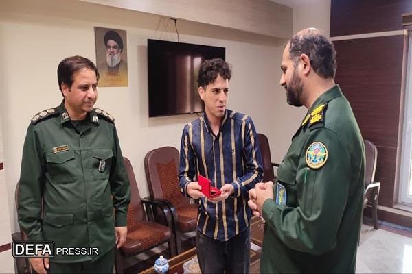 تجلیل از هنرمند جوان یزدی در حوزه فیلم‌سازی دفاع مقدس+ تصاویر