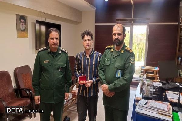 تجلیل از هنرمند جوان یزدی در حوزه فیلم‌سازی دفاع مقدس+ تصاویر