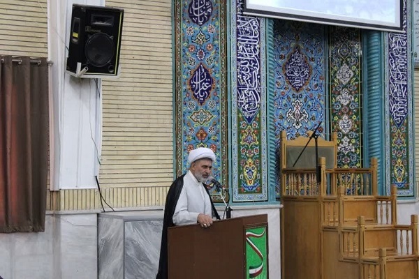 امام خمینی ابرمرد تاریخ و بیدارگر جهان است