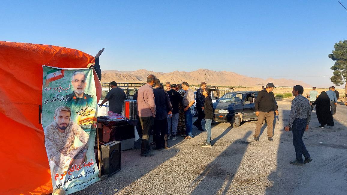 برپایی ایستگاه‌های صلواتی در آباده به مناسبت سالروز ارتحال امام خمینی