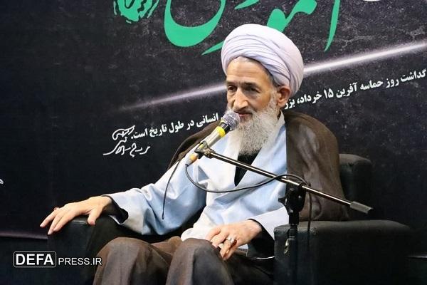 آیت الله محمدی لائینی: امام خمینی خودباوری را در بین جوانان تقویت کرد