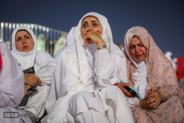 راز و نیاز حجاج بیت‌الله الحرام در شب عرفات