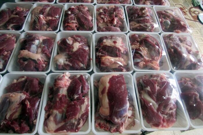 توزیع گوشت قربانی بین بانوان سرپرست خانوار ممسنی