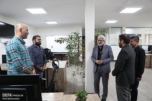 بازدید جانشین فرمانده کل سپاه پاسداران در قرارگاه رسانه‌ای جبهه انقلاب اسلامی از خبرگزاری دفاع مقدس
