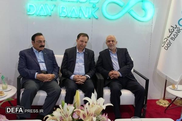 بازدید رئیس بنیاد شهید و امور ایثارگران از غرفه‌های بانک و بیمه دی در نمایشگاه بین‌المللی صنعت مالی