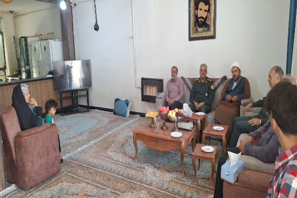 دیدار سرهنگ خواست خدایی با خانواده شهید «سید محمدرضا کشاورز» در یاسوج