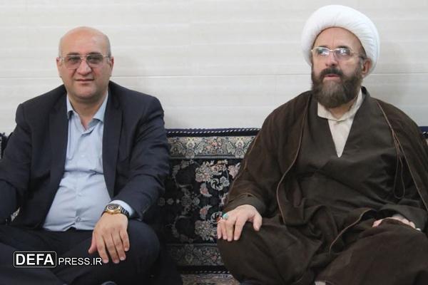 تجلیل از دو جانباز سرافراز دفاع مقدس در اشتهارد با حضور مسئولان شهرستان