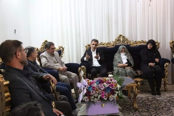 دیدار استاندار زنجان با خانواده شهید «نادر دوستی»