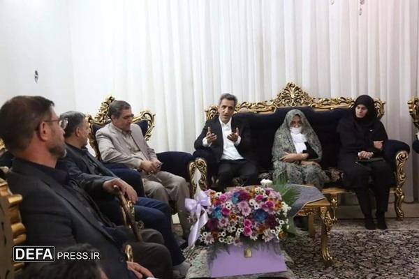 دیدار استاندار زنجان با خانواده شهید «نادر دوستی»