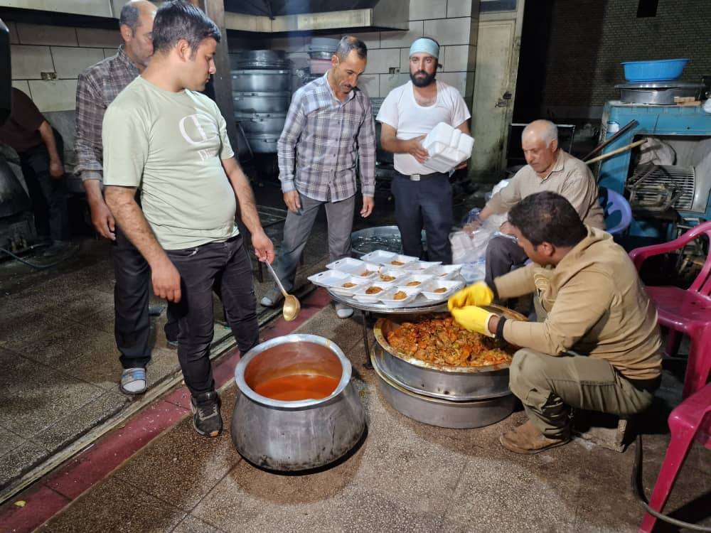 اطعام علوی در روستای کوشک هزار بیضا با توزیع صد‌ها پرس غذای نذری