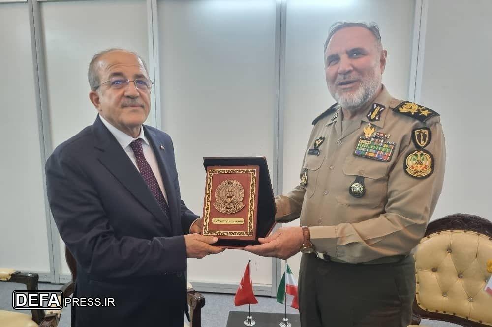 فرمانده نیروی زمینی ارتش با وزیر دفاع کشور ترکیه دیدار کرد