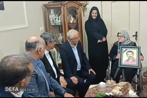 دیدار معاون رئیس جمهور با خانواده‌های شهدا و ایثارگران در بروجرد