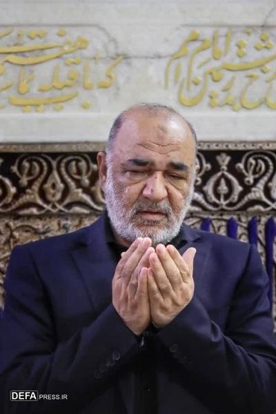 تصاویری از حضور سرلشکر پاسدار شهید «حسین سلامی» فرمانده کل سپاه پاسداران انقلاب اسلامی در آیین غبارروبی ضریح مطهر حضرت رضا علیه‌السلام منتشر شد.