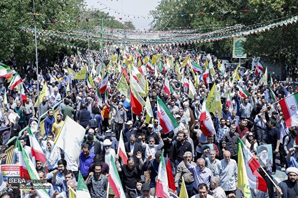 تجمع مردم تهران در میدان انقلاب اسلامی علیه تجاوزات رژیم صهیونیستی