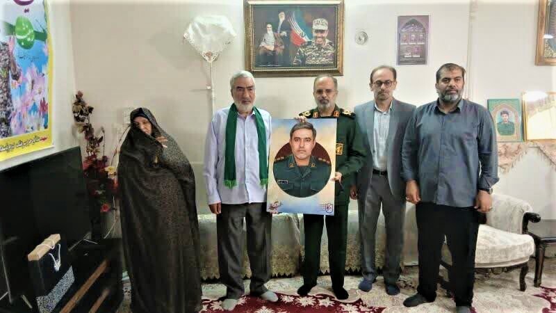 دیدار فرمانده سپاه قم با خانواده شهید شاخص سال «سید سجاد روشنایی»