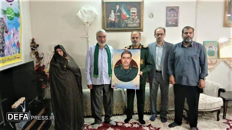 دیدار فرمانده سپاه قم با خانواده شهید شاخص سال «سید سجاد روشنایی»
