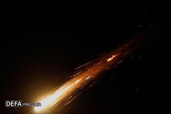 فلسطینی‌ها با بقایای موشک ایرانی جشن گرفتند