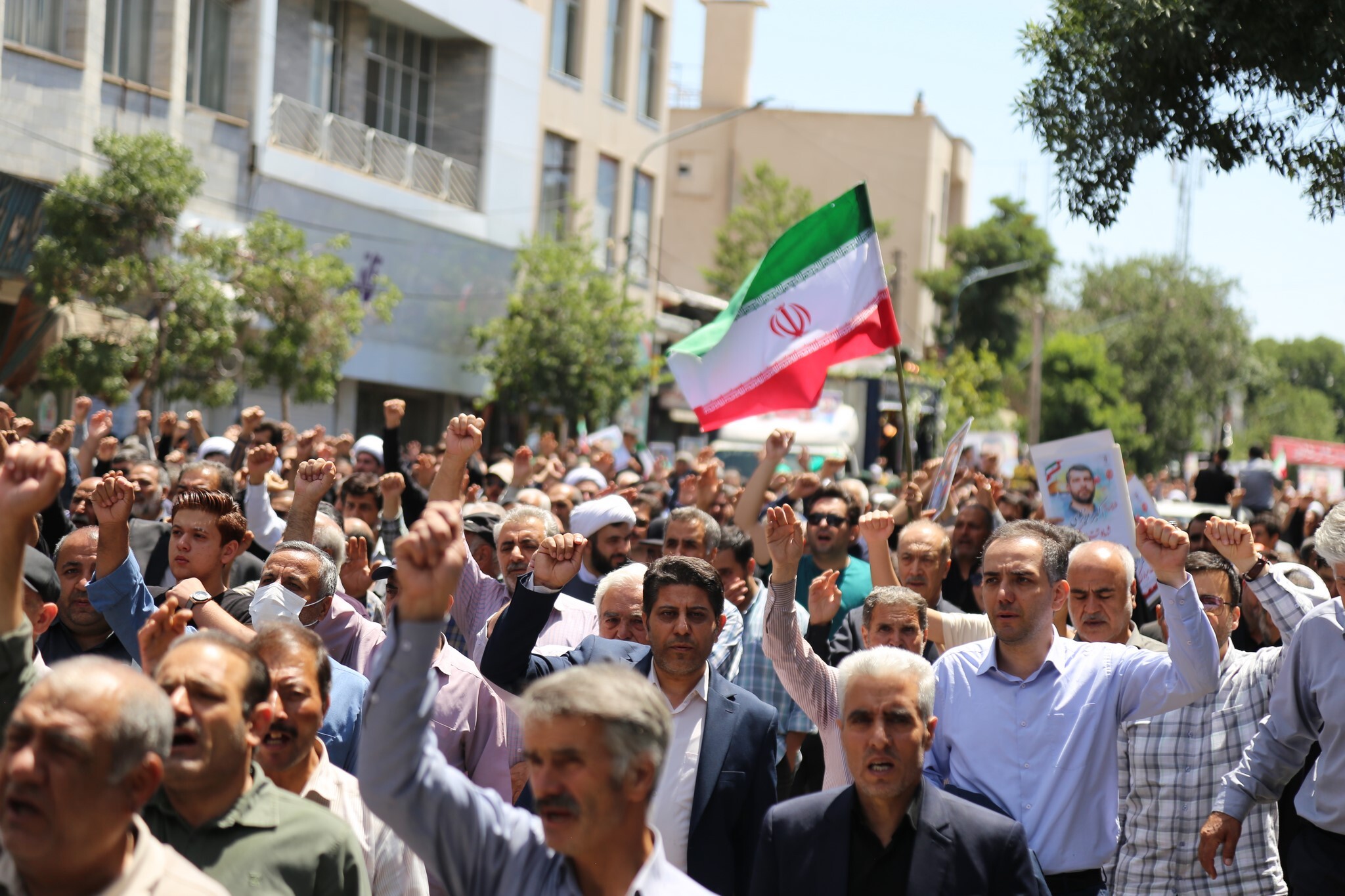 فیلم/خروش مردم زنجان در آیین تشییع پیکر شهدای مدافعان وطن