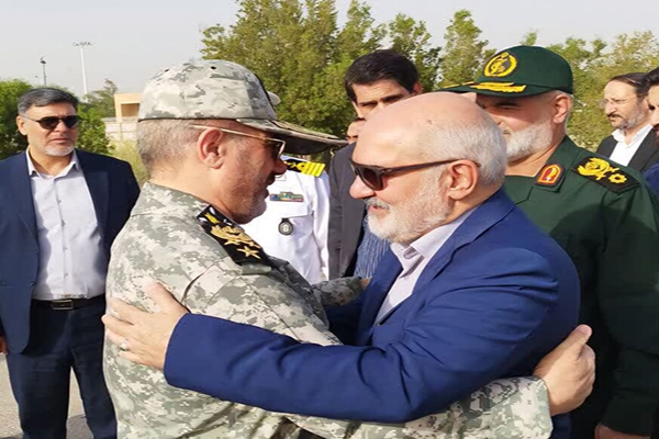 وزیر دفاع با هدف تقویت ناوگان دریایی کشور وارد آبادان شد