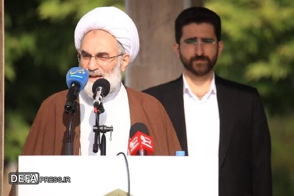 ایستادگی مقابل قدرت‌ها منشأ عزت و اقتدار ملت ایران است