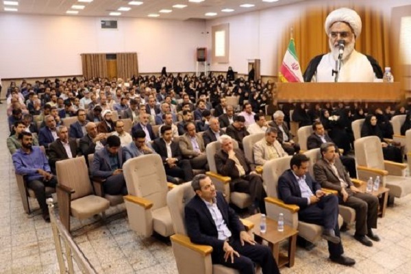 معلم باید رفتار، اندیشه ها و پوشش خود را در آیینه قرآن ببیند