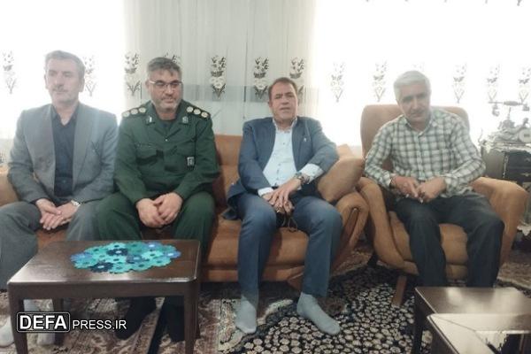 دیدار مسئولان شهرستان اسدآباد با خانواده شهدای عملبات بیت‌المقدس + تصاویر