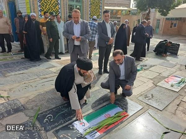گلباران مزار شهدای سوم خرداد در قم + تصاویر