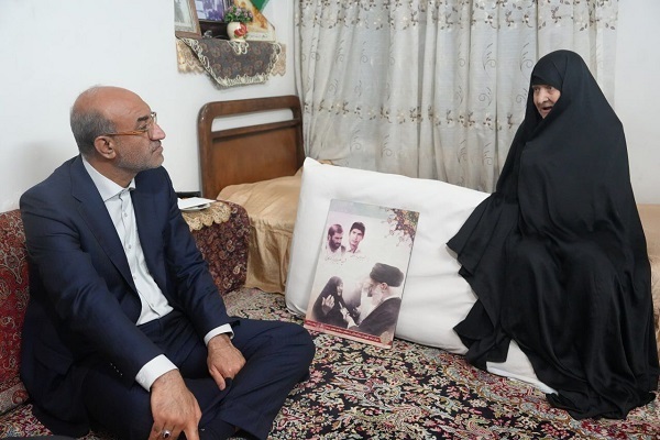دیدار استاندار کرمانشاه با خانواده شهیدان «علیزاده قبادی» و «یارکودکان»