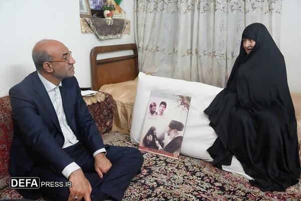 دیدار استاندار کرمانشاه با خانواده شهیدان «علیزاده قبادی» و «یارکودکان»
