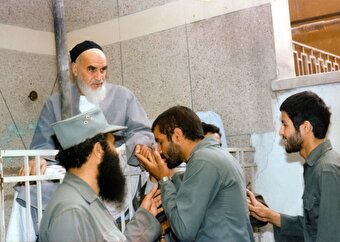 تصاویر/ دیدار رزمندگان عملیات «بازی‌دراز» با امام خمینی (۳)