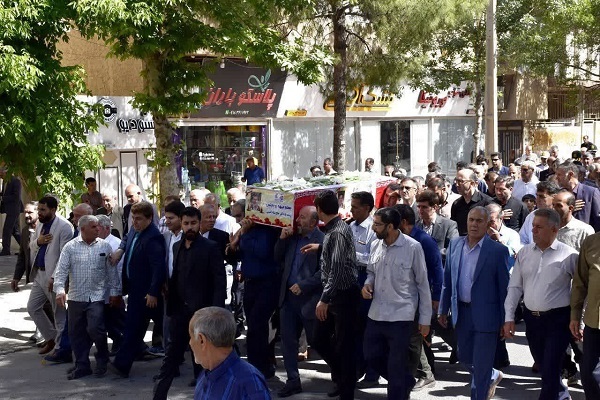 تصاویر/تشییع پیکر جانباز دوران دفاع مقدس در ایلام