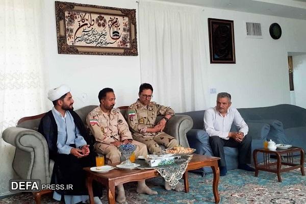 دیدار جانشین هنگ مرزی تایباد با خانواده شهید «غلامرضا اسدی»+ تصاویر