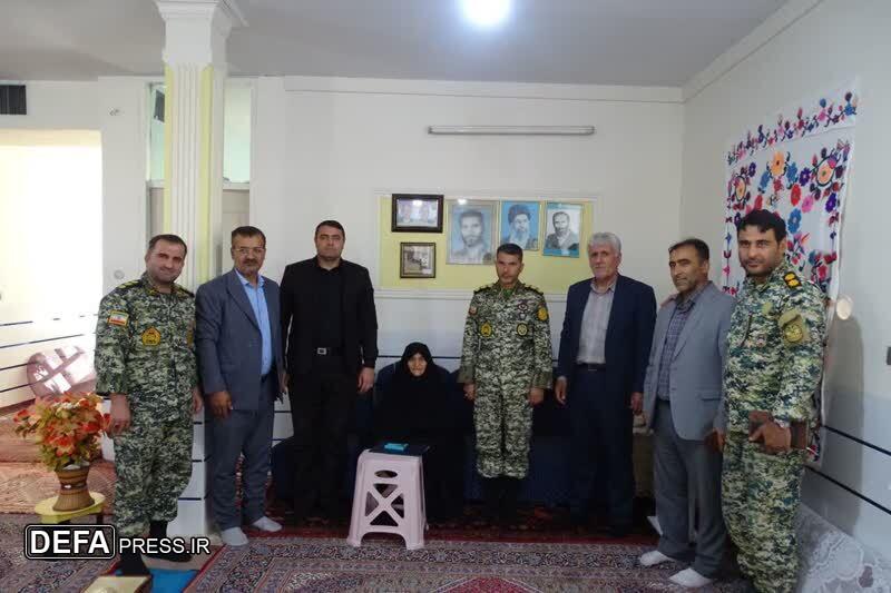 تجلیل از خانواده پنج شهید والامقام در ساوجبلاغ با حضور جانشین تیپ ۲۲۳ واکنش سریع نزاجا