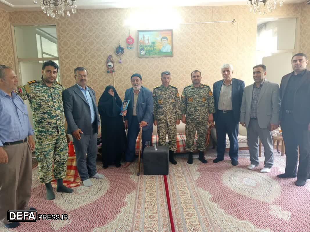تجلیل از خانواده پنج شهید والامقام در ساوجبلاغ با حضور جانشین تیپ ۲۲۳ واکنش سریع نزاجا