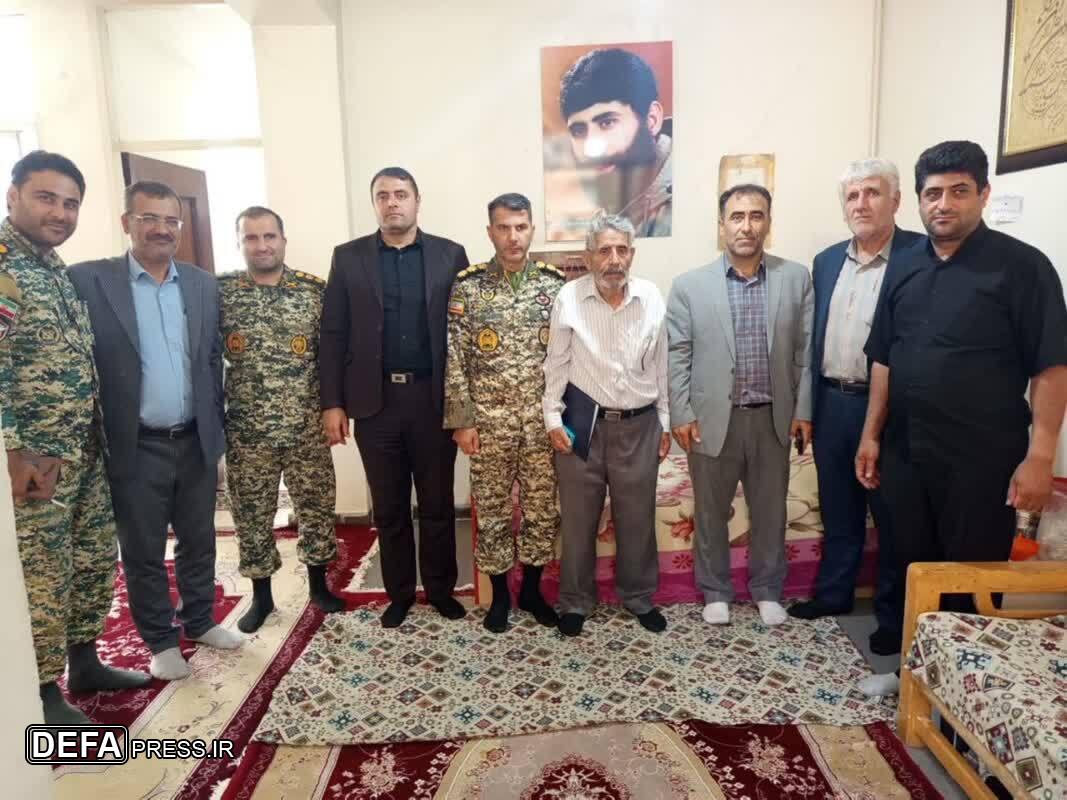 تجلیل از خانواده پنج شهید والامقام در ساوجبلاغ با حضور جانشین تیپ ۲۲۳ واکنش سریع نزاجا