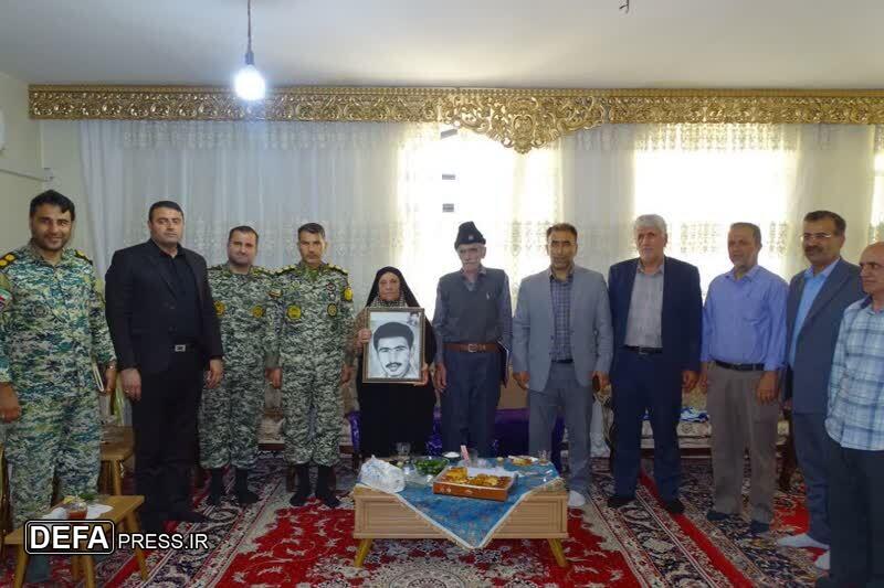 تجلیل از خانواده پنج شهید والامقام در ساوجبلاغ با حضور جانشین تیپ ۲۲۳ واکنش سریع نزاجا