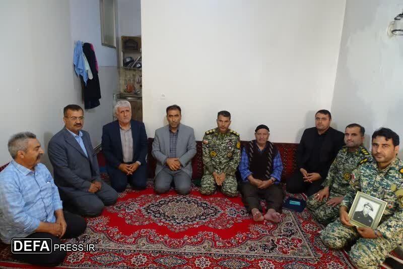 تجلیل از خانواده پنج شهید والامقام در ساوجبلاغ با حضور جانشین تیپ ۲۲۳ واکنش سریع نزاجا