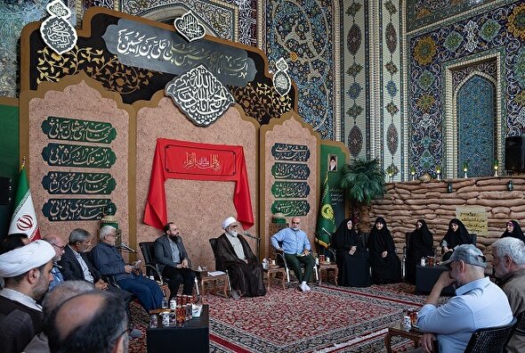 دیدار نویسندگان و شاعران دفاع مقدس با تولیت آستان قدس رضوی