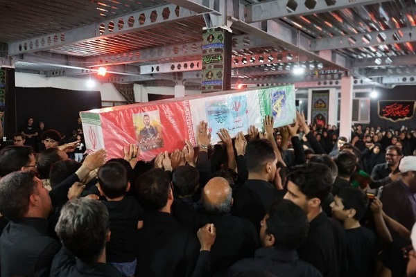 تصاویر/ ادای احترام سوگواران حاضر به پیکر مطهر شهید نادی